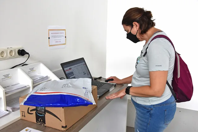 WIESBADEN, Germany - A customer uses a laptop provided by the Wiesbaden Postal Service Center to fill out an online customs form July 27. Beginning Aug. 13, the Wiesbaden Postal Service Center will no longer accept hand-written customs forms when mailing packages. Commerce reviews: managing growth and programme risks in the UK